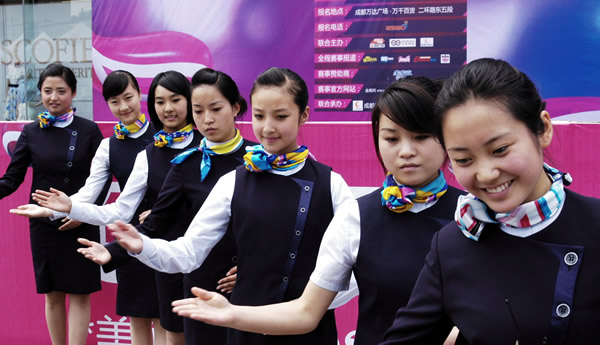 组图:女大<em>学</em>生考<em>空姐</em>面试窍门 着装应凸显体型