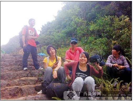 女大学生参加志愿活动摔伤身亡 数百人送行(图