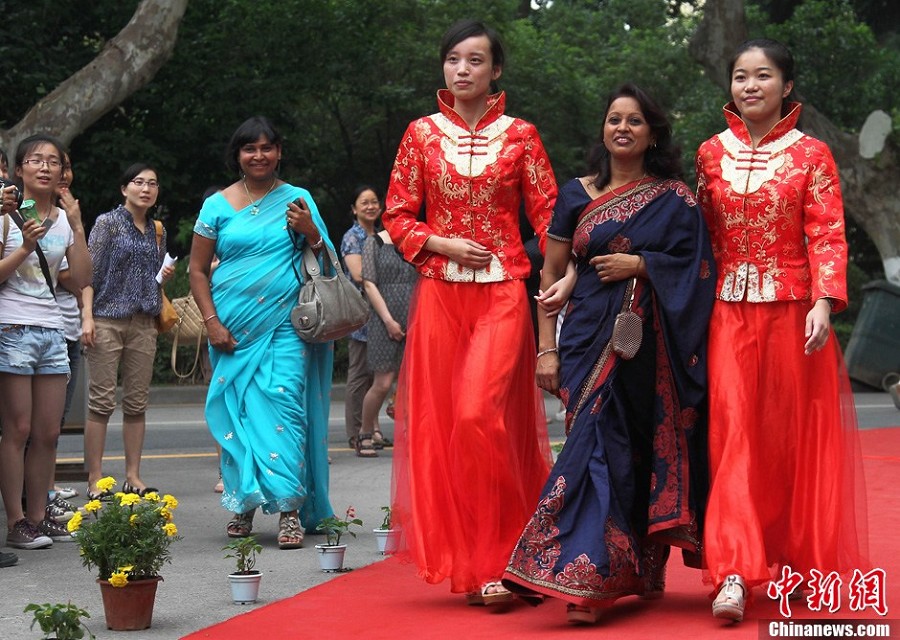 外国留学生走红地毯纪念毕业时刻