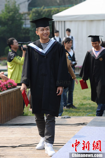 邓超,佟大为及杜鹃重披学士服,从"班主任"陈可辛手中领取了"毕业证书"