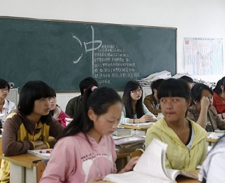 初中生穿超短裤_女初中生上厕所提裤子_初中生女生 ...