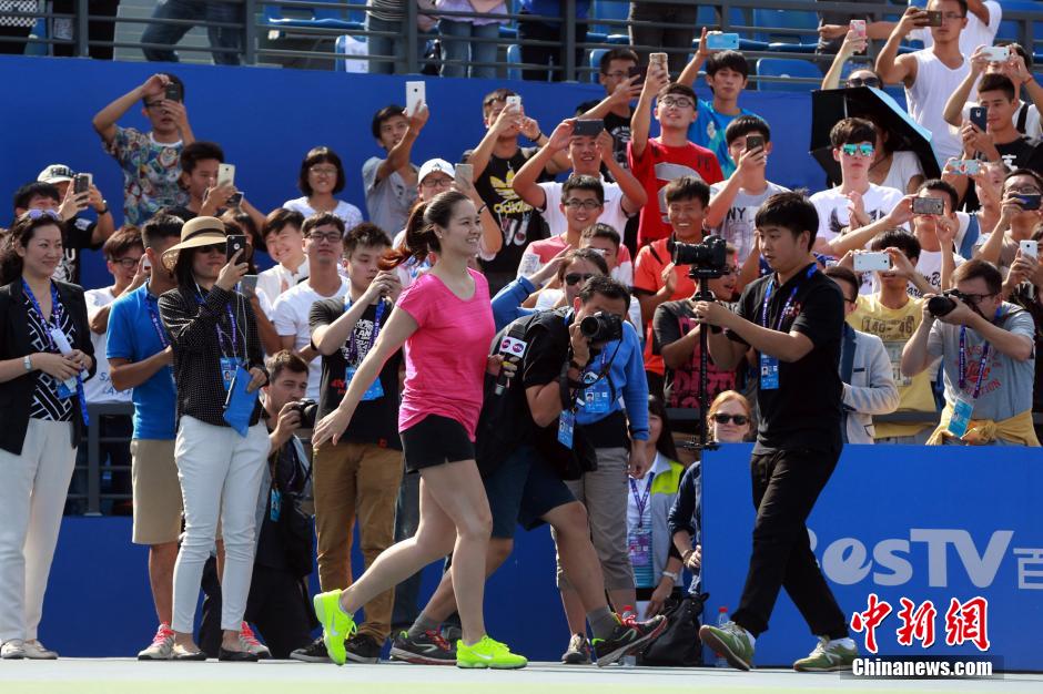 李娜当教练指导青少年网球选手_云南网