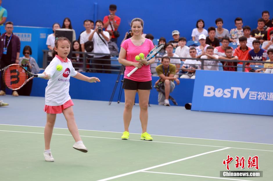 李娜当教练指导青少年网球选手_云南网