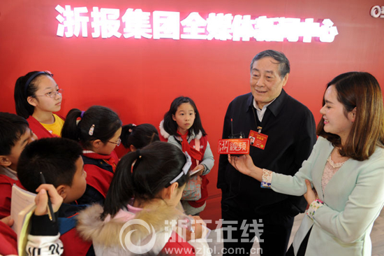 浙江小记者提问宗庆后：小孩子可以喝饮料吗？