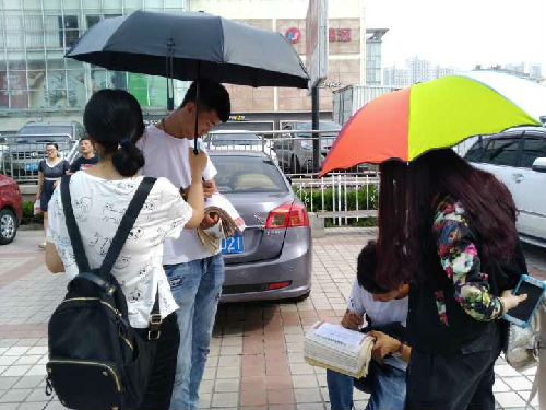 大学生呼唤共享文明:共享单车乱停乱放顽疾何