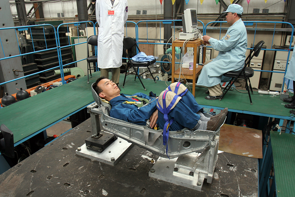 2004年04月22日，费俊龙在振动实验台进行振动训练。（朱九通摄）