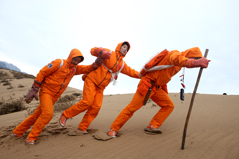 2010年10月20日，刘洋在沙漠进行沙漠生存训练。（朱九通摄）
