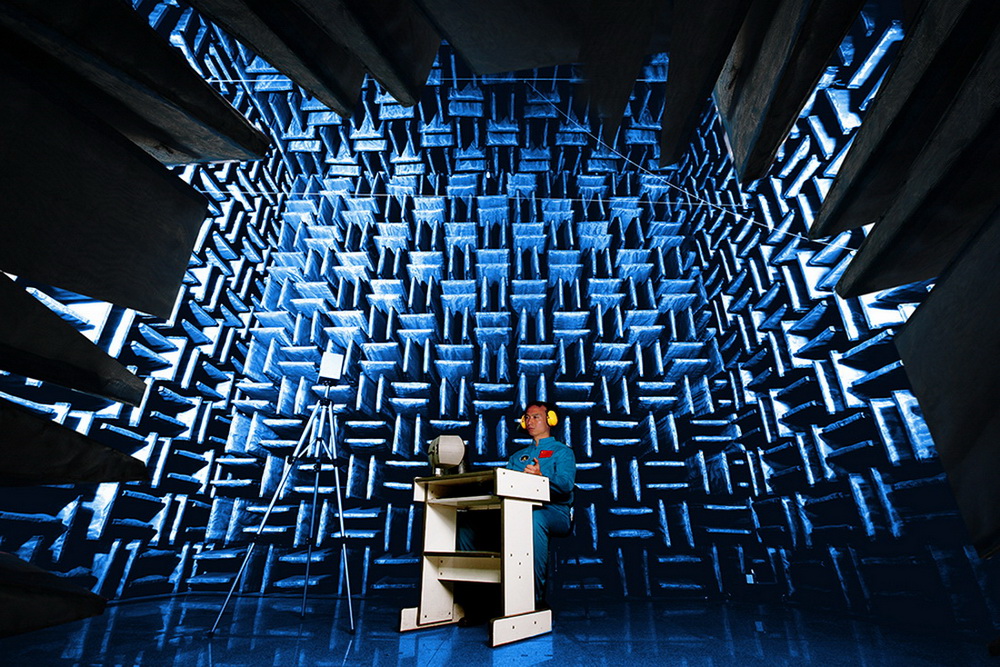 2013年07月14日，费俊龙在声学实验舱进行听力实验。（朱九通摄）