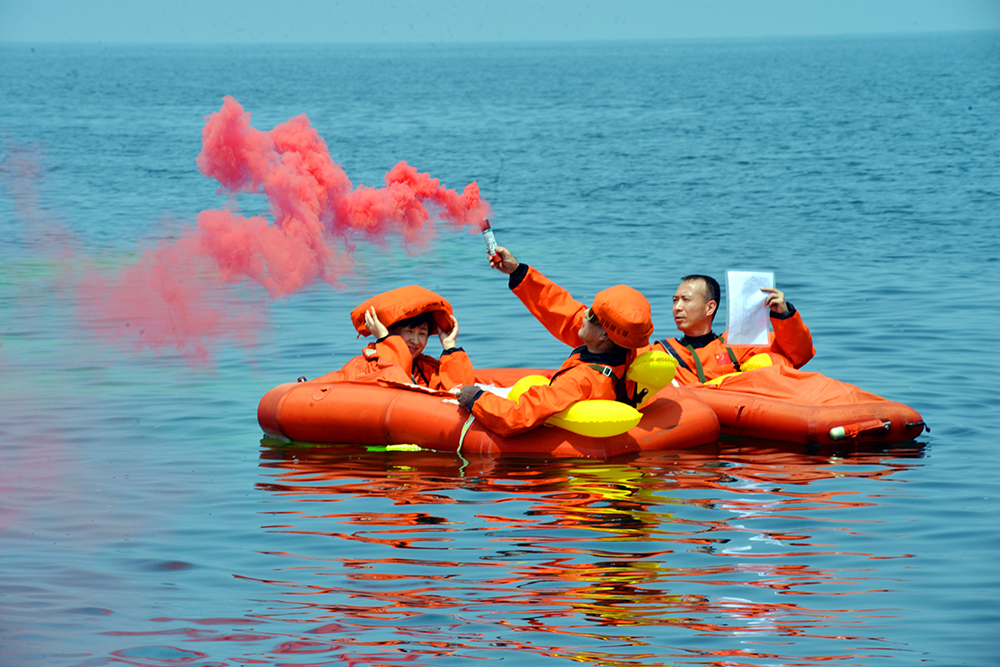 2017年08月17日，邓清明等航天员在烟台进行海上救生训练。（朱九通摄）