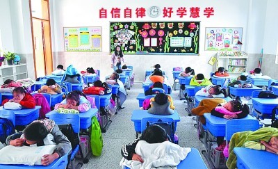 学生在教室午睡