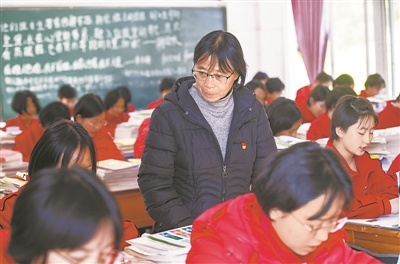 二〇二〇年十二月一日,张桂梅在教室里检查学生上课情况.