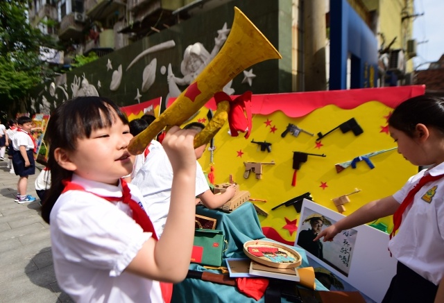 在安徽省合肥市六安路小学,学生展示自己制作的"冲锋号"  葛传红 摄