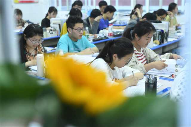 安徽省阜阳市第一中学高三年级的学生在教室内埋头学习,备战高考