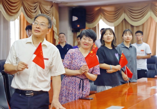 高中班主任目送航天员汤洪波出征